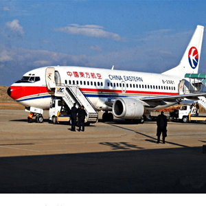 静巴音布鲁克机场货运航空快运业稳步发展的原因是什么？